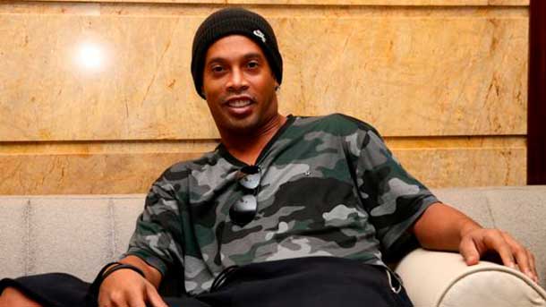 Ronaldinho Went back to bacelona five years and half afterwards and affirmed that has win to see to his friends messi, iniesta and neymar