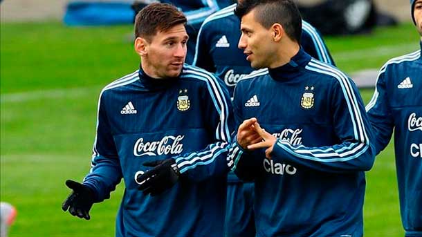 The forward of the manchester city treats to convince to messi for fichar by the city saying him that in manchester there is not beach