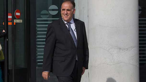 El presidente de la liga de fútbol profesional sale ahora a la defensa del real madrid por la sanción fifa cuando no hizo nada por el fc barcelona
