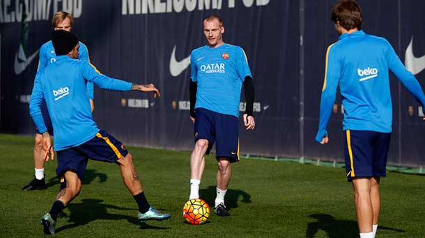 The trainer of the fc barcelona suffers the drop of his two left sides jordi alba and jeremy mathieu
