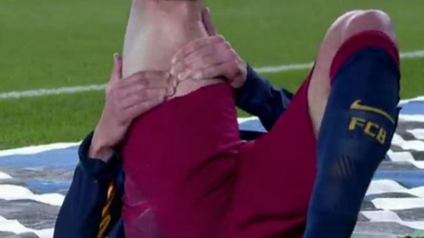 El lateral izquierdo del fc barcelona jordi alba abandonó el camp nou tras sufrir un pinchazo en su pierna derecha ante el athletic de bilbao