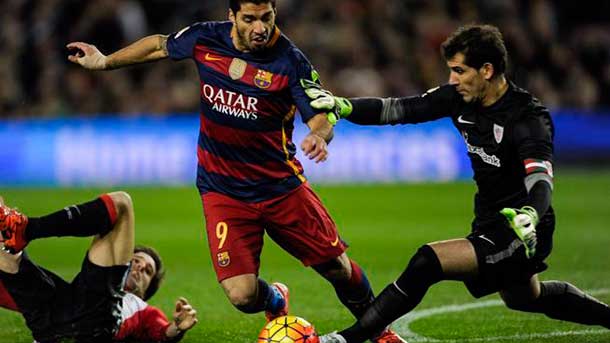 The goalkeeper of the athletic demolished to luis suárez and messi transformed the penalti