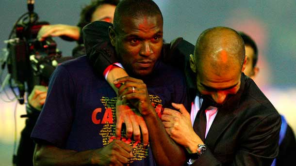 The exfutbolista eric abidal remembers the momomento in which josep guardiola won  to the staff of the barça