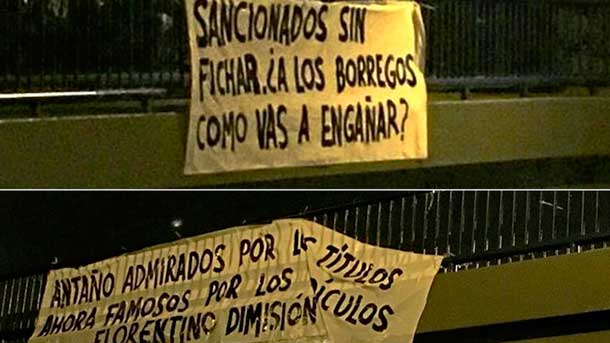 La afición del real madrid colgó varias pancartas en contra del presidente blanco florentino pérez