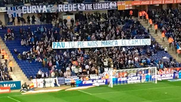 El estadio espanyolista mostró una pancarta donde podía leerse "pau, tu pie nos marca el camino" en referencia a la agresión sobre leo messi