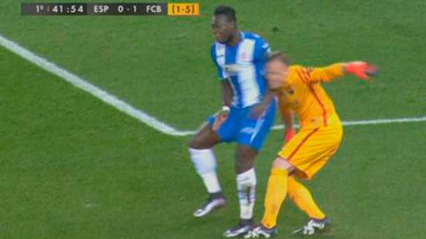The forward of the rcd espanyol felipe caicedo assaulted with a codazo to the goalkeeper of the fc barcelona marc andré ter stegen