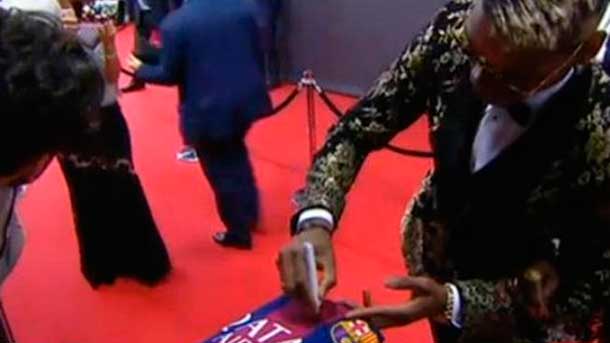 The international French went back to avivar the rumours of his signing by the fc barcelona when publishing in his social networks a photography in which it signs a T-shirt of the fc barcelona