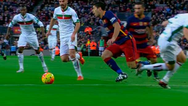 The defender of the pomegranate maiz zancadilleó to the forward of the barça luis suárez and committed a penalti that velasco carballo did not signal