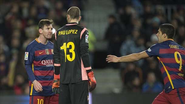 The goalkeeper of the espanyol looked first to messi and afterwards stepped him