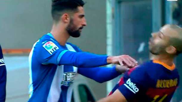 The referee of the party espanyol fc barcelon no xpulsó to the defender Álvaro after pushing to mascherano in the area