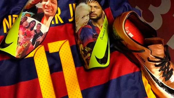 The forward of the fc barcelona went out with some shin pads in which they could see  the photographies with his familiar and his son