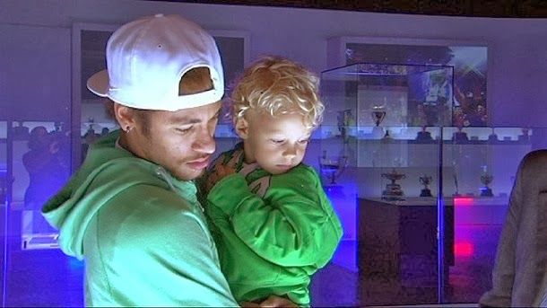Neymar Visits the museum of the barça