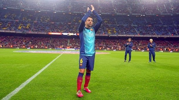 Xavi receives the homage of the camp nou by the 700 parties