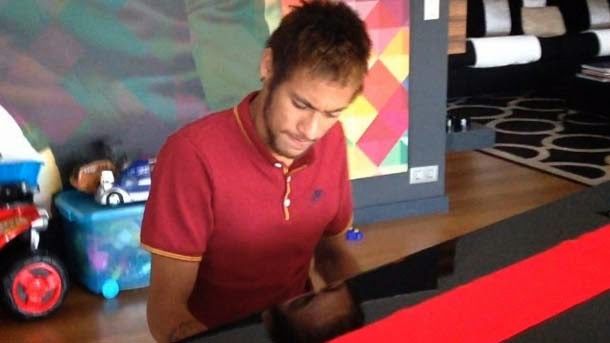 Neymar  destapa Like pianista in a video