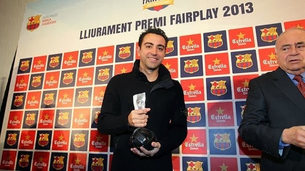 Xavi hernández con el 4º premio barça jugadors