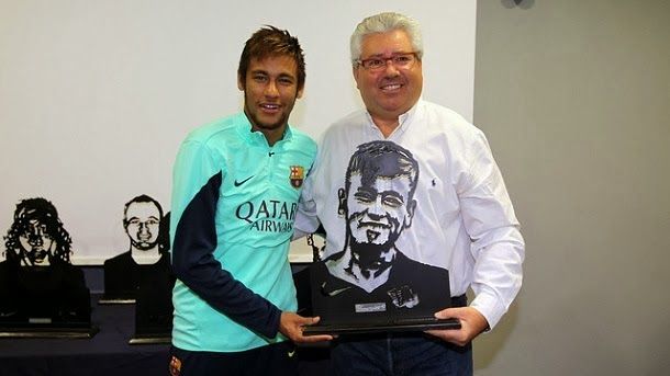 The players receive personalised sculptures like gift of kings