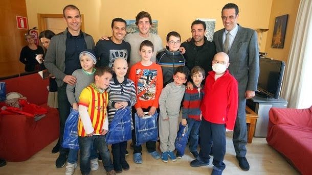 The players of the barça deliver gifts to the boys of the hospitals