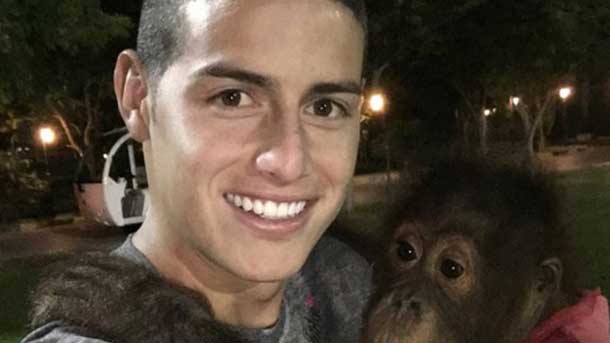 El aficionado publicó en twitter una fotografía de james con un mono