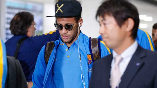 Neymar Ran beside the preparador physical juanjo brau in the nissan stadium