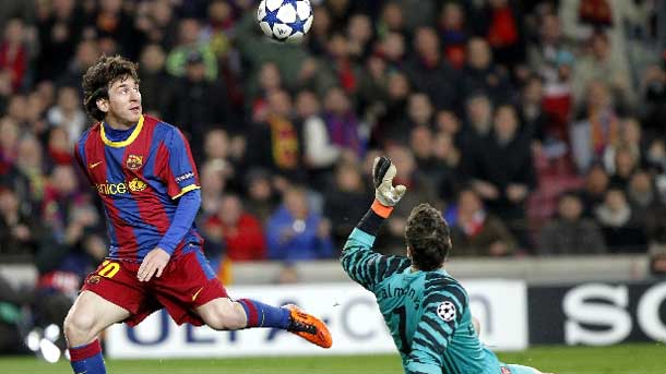 The Argentinian star of the fc barcelona left in evidence to manuel almunia