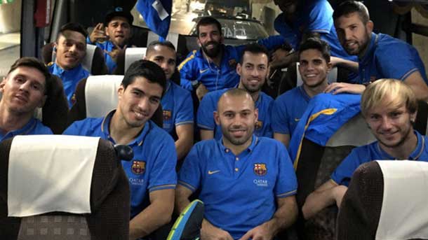 The fc barcelona landed in japón does some hours and fight the "jet lag"