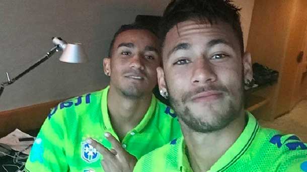Neymar y danilo se verán las caras por primera vez en el clásico en dos equipos rivales. pasarán de amigos a enemigos