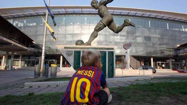Several fans ask that the fc barcelona build a statue in honour to read messi