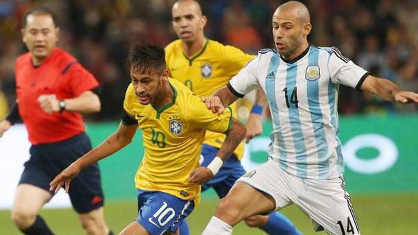 El polivalente futbolista argentino aseguró que están en "una situación compleja"