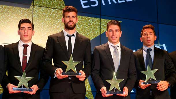 El central azulgrana recibió el premio a mejor jugador catalán del año