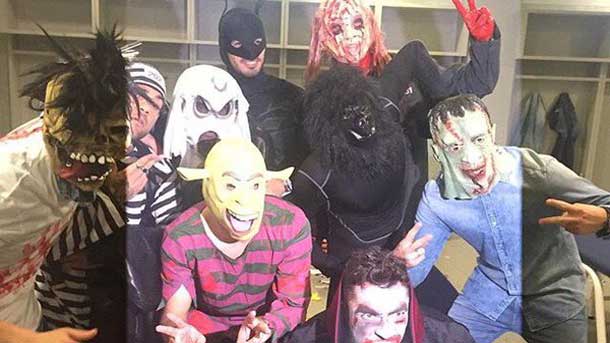 The fc barcelona closed the night of halloween with some of his disguised players