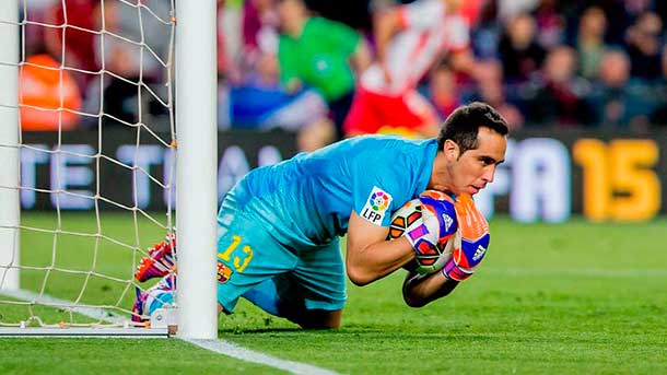 The Chilean goalkeeper recovered feelings and threw the padlock to the goal of the fc barcelona