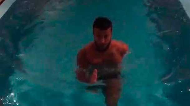 El canterano sigue su recuperación viento en popa y sube un vídeo en la piscina