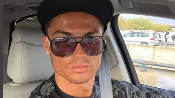 The Portuguese star of the real madrid photographed  while it drove course to the train