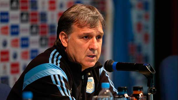 The seleccionador defends his game and affirms that the team can not depend of the crack culé