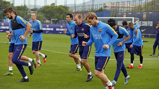 The fc barcelona trains with the presence of seung ho paik