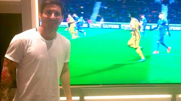 El internacional argentino, todavía lesionado, vio su partido desde la televisión panorámica de su casa