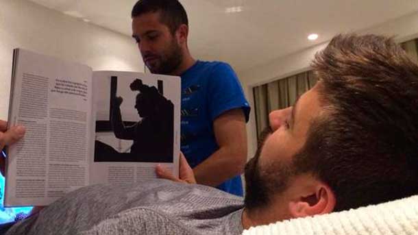 The Barcelona head office went up a photo to his twitter where sees  to alba doing him a massage while it reads a magazine