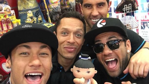The Brazilian and bravo have done  a photo with a doll to which asemejan to douglas