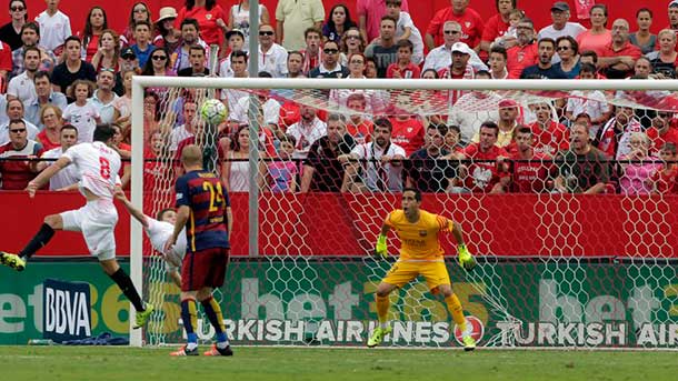 The defence of the fc barcelona goes out duramente distinguished after the defeat in front of the sevilla fc