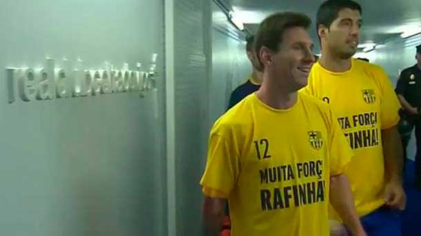 Los jugadores del fc barcelona saltaron con camisetas de apoyo a rafinha ante el celta de vigo