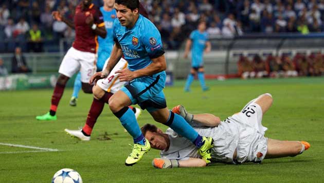 Wojciech szczesny cometió un posible penalti sobre luis suárez en el roma fc barcelona