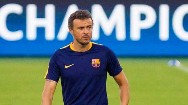 El entrenador del fc barcelona luis enrique fue ovacionado por la aficion de la roma