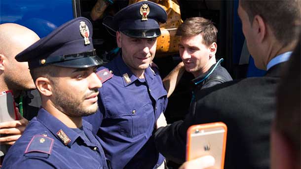 Two policias Italian played  his place for doing  a selfie with read messi