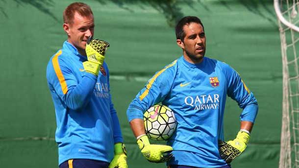 The fans of the fc barcelona divides  between ter stegen and claudio bravo