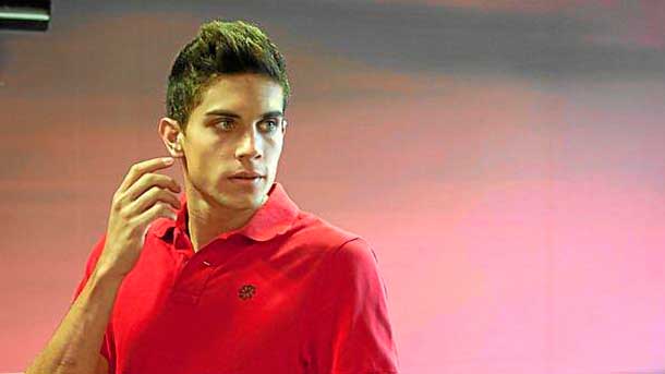 Marc bartra dona a camsieta in favour of the Syrian refugees