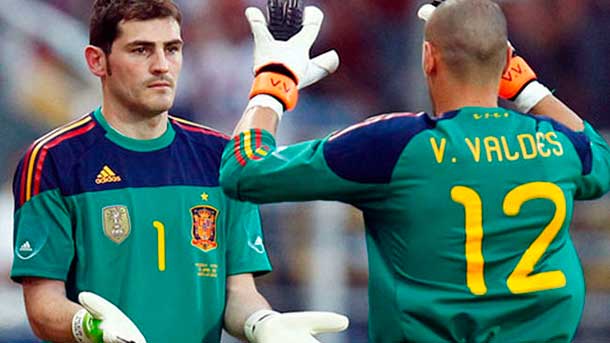 Casillas defiende a víctor valdés ante el manchester united