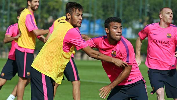El centrocampista del fc barcelona bromea con neymar jr en los entrenos