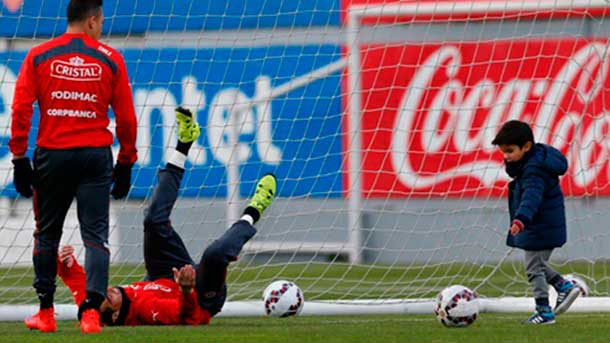 The son of the goalkeeper claudio bravo shows his skills in the goal