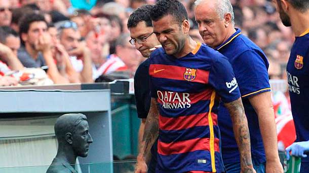 The player of the fc barcelona dani alves can recortar his time of injury