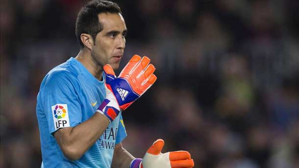 The Chilean goalkeeper of the fc barcelona won the trophy zamora the past season